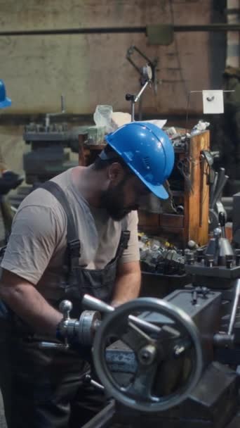 Torna Fabrikasında Birlikte Çalışırken Makine Ekipmanları Monte Eden Iki Farklı — Stok video