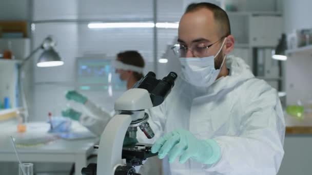 Pas Středovýchodní Mikrobiolog Obličejovou Maskou Rukavicemi Kombinézou Pracující Mikroskopem Při — Stock video