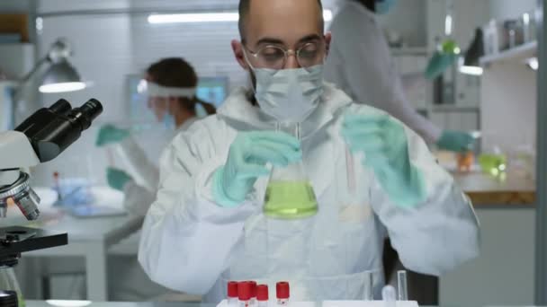 Pas Středního Východu Chemik Masce Obličeje Rukavice Bílý Kombinéza Zkoumání — Stock video