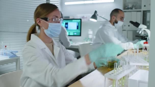 Pas Mladého Běloška Chemička Nosí Bezpečnostní Brýle Obličejovou Masku Bílý — Stock video