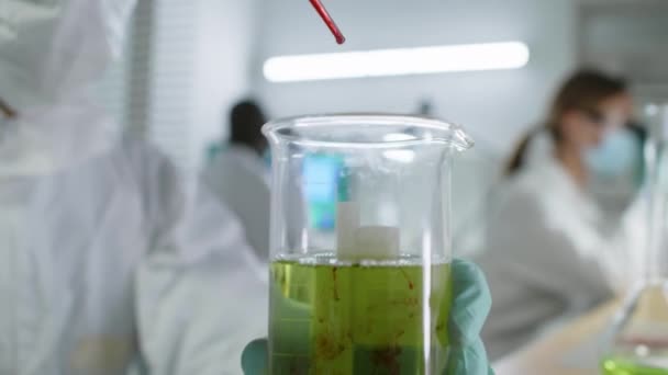 Koruyucu Elbisesi Içindeki Tanınmayan Bilim Adamının Laboratuarda Deney Yaparken Pipet — Stok video