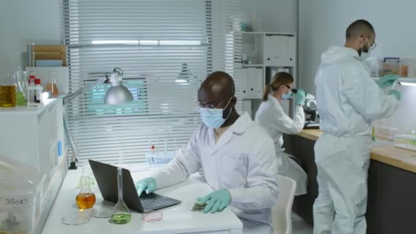 Střední Záběr Různorodého Týmu Mikrobiologů Bílých Laboratorních Pláštích Kteří Pracují — Stock video