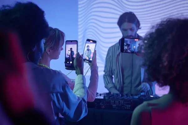Groupe Jeunes Filmant Une Soirée Disco Avec Smartphones — Photo