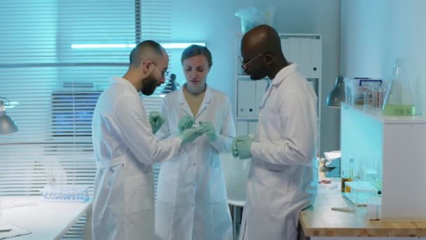 Panning Medium Shot Professional Multiracial Team Scientists Workwear Examining Green — Stock Video