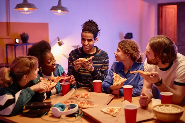 Różnorodna Grupa Wesołych Przyjaciół Jedzących Pizzę Stylu Retro Party Przestrzeń — Zdjęcie stockowe