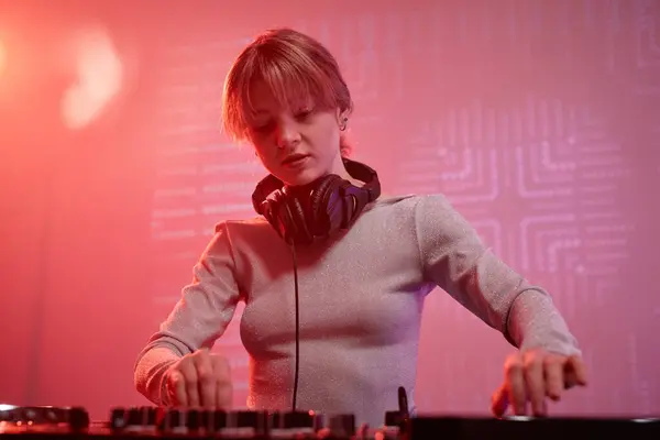 Genç Kadın Portresi Disko Partisinde Neon Işıklı Müzik Parçaları Yapıyor — Stok fotoğraf
