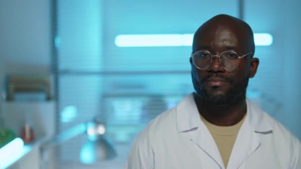 Bryst Panorering Slowmo Portræt Afrikansk Amerikansk Mandlige Videnskabsmand Iført Hvid – Stock-video