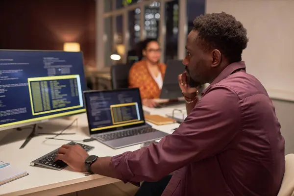 Desarrollador Afroamericano Escribiendo Códigos Informáticos Computadora Mientras Trabaja Lugar Trabajo —  Fotos de Stock