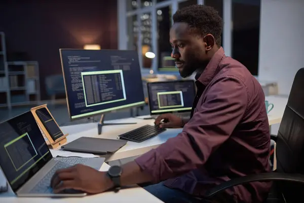 Programmatore Afroamericano Che Concentra Sul Suo Lavoro Online Sui Computer — Foto Stock