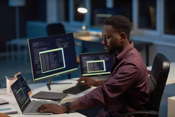 Sviluppatore Afroamericano Che Lavora Con Programma Informatico Sul Computer Mentre — Foto Stock
