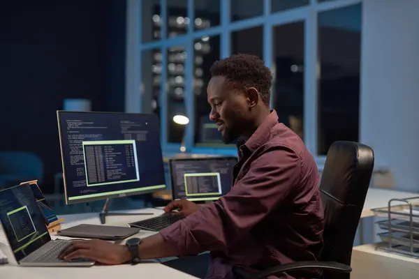 Sviluppatore Afroamericano Che Sviluppa Software Computer Utilizzando Codici Mentre Lavora — Foto Stock