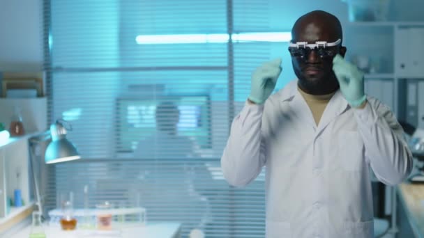 실험실에서 카메라를 실험실 코트에서 아프리카계 과학자의 슬로우 초상화 안경을 — 비디오