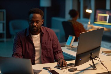 Kara Bilgi İşlem Ofisi 'nde bilgisayarla çalışan Afrikalı Amerikalı geliştirici.