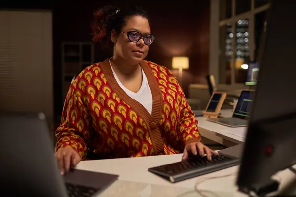 Mujer Afroamericana Trabajando Con Programa Computadora Mientras Está Sentada Lugar — Foto de Stock
