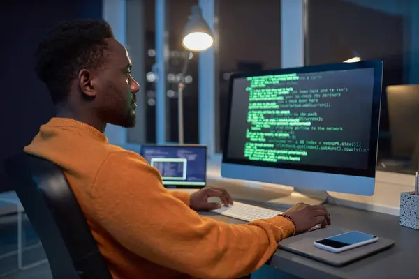 Desarrollador Afroamericano Sentado Lugar Trabajo Concentrado Escribir Códigos Informáticos Durante —  Fotos de Stock