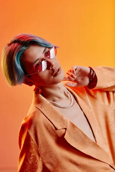 Pionowy Obraz Moda Azji Facet Pozowanie Przed Kamerą Neon Kolorowe — Zdjęcie stockowe