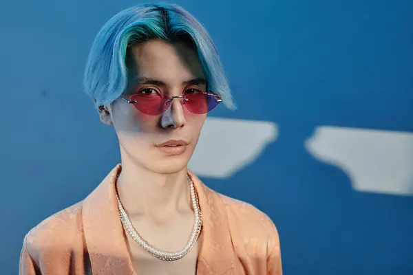 Porträt Eines Stylischen Asiaten Mit Rosa Sonnenbrille Der Vor Blauem — Stockfoto