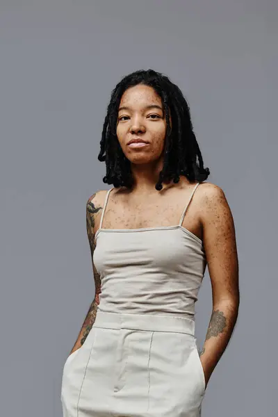 Retrato Vertical Una Joven Negra Con Textura Piel Real Mirando —  Fotos de Stock