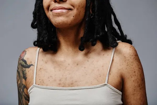 真正皮肤质地和纹身的年轻黑人女孩的衣服 复制空间 — 图库照片