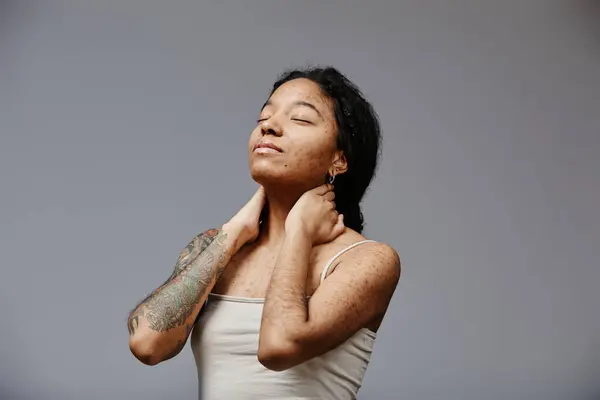 Minimale Portret Van Zwarte Jonge Vrouw Met Echte Huid Textuur — Stockfoto