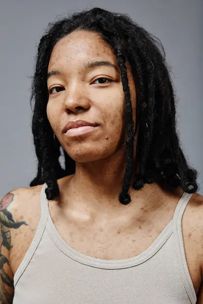 Pionowy Portret Czarnej Młodej Kobiety Bez Makijażu Prawdziwej Tekstury Skóry — Zdjęcie stockowe
