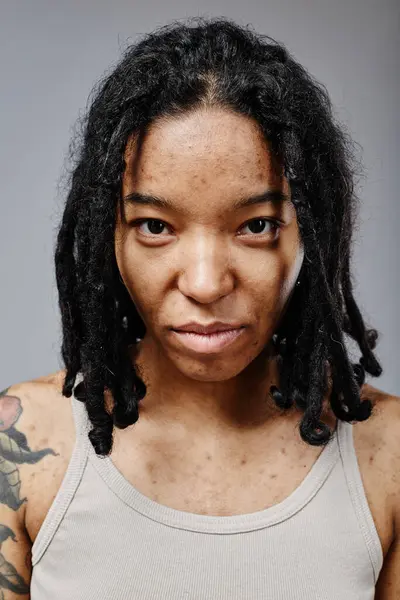 Retrato Vertical Mujer Joven Negra Sin Maquillaje Textura Piel Real —  Fotos de Stock