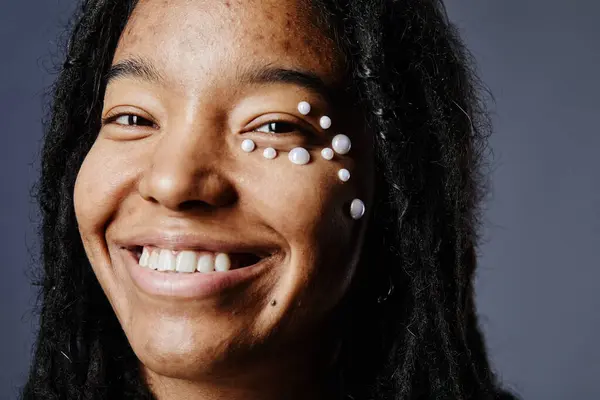 Candid Primer Plano Retrato Mujer Joven Negro Sin Maquillaje Perlas —  Fotos de Stock