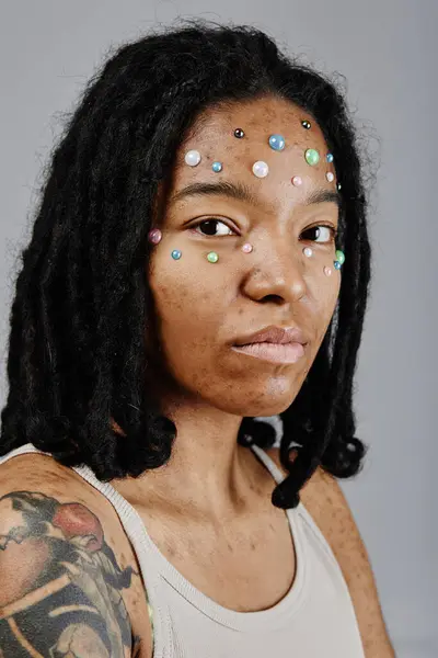 Retrato Vertical Una Joven Étnica Con Tatuajes Mirando Cámara —  Fotos de Stock