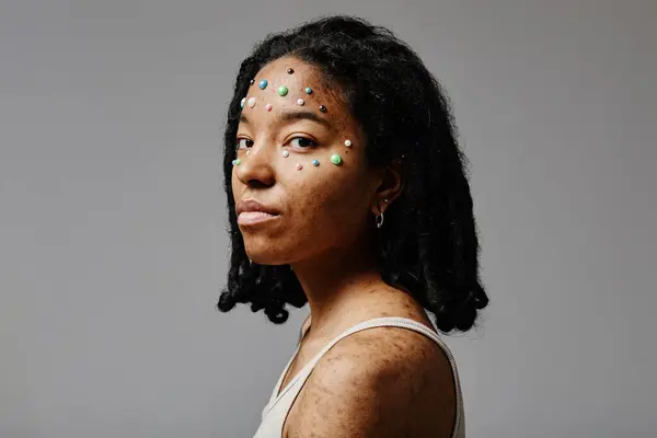 没有化妆品和珍珠珠子作为面部装饰的年轻黑人女子的最小肖像 复制空间 — 图库照片