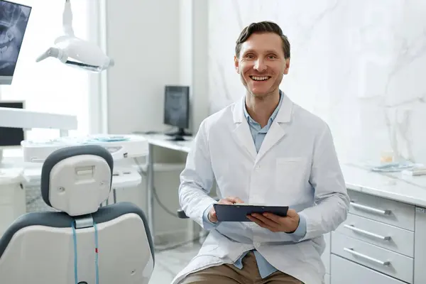 Retrato Del Dentista Masculino Sonriente Mirando Cámara Interior Clínica Dental —  Fotos de Stock