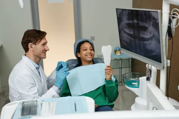 クリニックの歯科検査で黒人の十代の少女の肖像画Nミラーと笑顔 — ストック写真