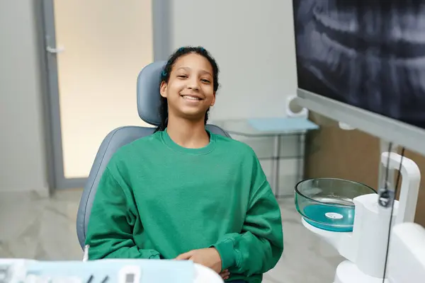 Retrato Adolescente Negra Sentada Cadeira Dental Sorrindo Para Câmera — Fotografia de Stock