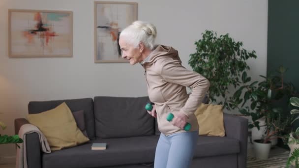 Μέτριο Πλάνο Της Καυκάσιας Ηλικιωμένης Γυναίκας Κάνει Τρικέφαλο Kickback Άσκηση — Αρχείο Βίντεο