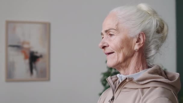 Γείρετε Προς Κάτω Μέσο Πλάνο Των Ηλικιωμένων Γκρίζα Μαλλιά Καυκάσια — Αρχείο Βίντεο