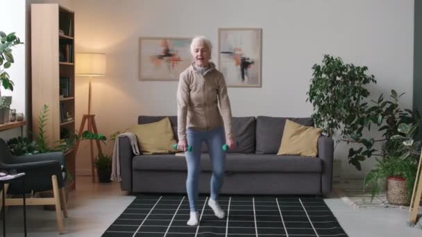 Voller Stichschuss Einer Fitten Kaukasischen Rentnerin Aktivkleidung Die Hause Eine — Stockvideo
