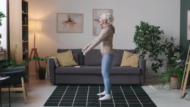 Kompletní Záběr Aktivní Běloška Věku Žena Sportovním Oblečení Dělá Dřepy — Stock video