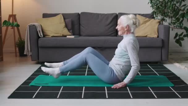 Apuñalada Una Mujer Anciana Caucásica Sana Estirando Las Piernas Espalda — Vídeos de Stock