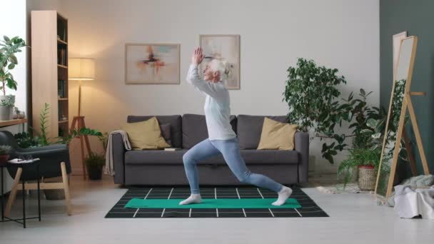 Coup Poignard Complet Femme Âgée Caucasienne Pratiquant Yoga Debout Dans — Video