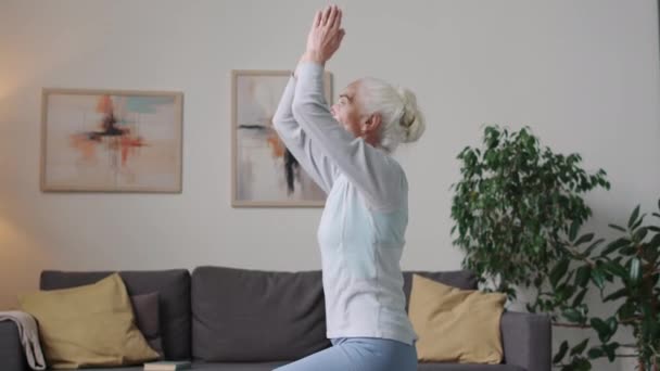 Afkantelen Schot Van Mindful Kaukasische Senior Vrouw Die Yoga Praktijk — Stockvideo
