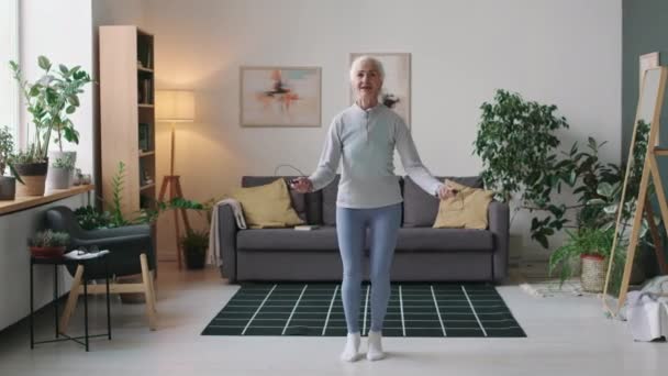 Colpo Completo Donna Anziana Caucasica Activewear Saltando Corda Durante Allenamento — Video Stock