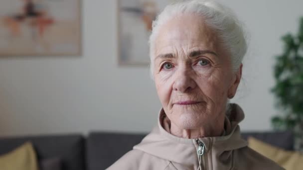 Borst Omhoog Portret Van Kaukasische Senior Vrouw Geritste Hoodie Kijkend — Stockvideo
