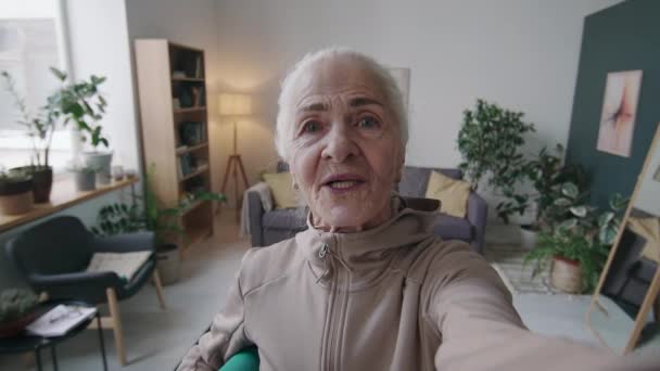 Handheld Pov Shot Białej Starszej Kobiety Maty Jogi Walcowane Pod — Wideo stockowe