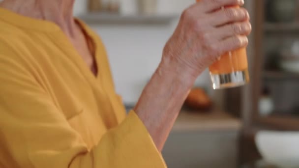 Tilting Μέσο Closeup Του Όμορφη Καυκάσια Ηλικιωμένη Γυναίκα Πίνοντας Βιταμίνη — Αρχείο Βίντεο