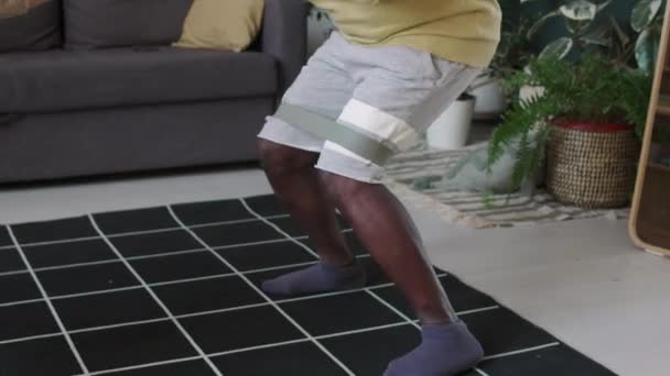 Tilting Shot Fit Senior Μαύρος Κάνει Banded Side Step Squats — Αρχείο Βίντεο