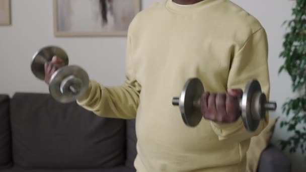 Tilting Μέσο Πλάνο Του Ανώτερου Μαύρου Άνδρα Κάνει Άσκηση Μπούκλες — Αρχείο Βίντεο