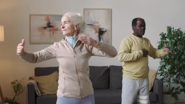 Medium Shot Van Actieve Etnisch Diverse Paar Senioren Doen Fysieke — Stockvideo