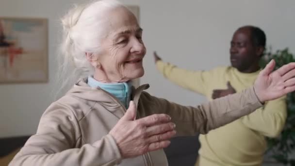 Περιμένετε Πλάνο Χαρούμενα Καυκάσια Ηλικιωμένη Γυναίκα Αφροαμερικανό Σύζυγο Απλώνουν Χέρια — Αρχείο Βίντεο