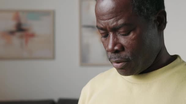 Kantel Naar Beneden Medium Shot Van Middelbare Leeftijd Black Man — Stockvideo