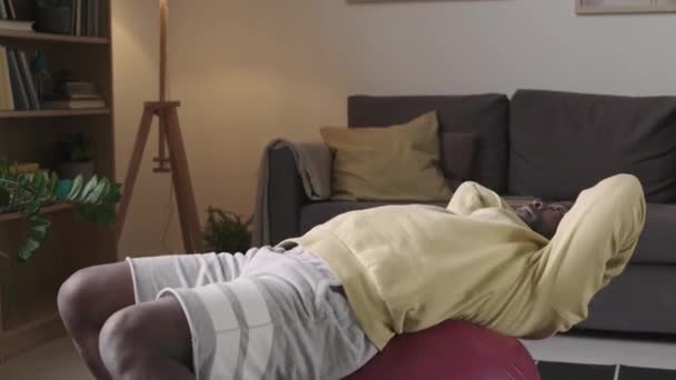 Orta Boy Kıdemli Siyahi Adam Sabah Antreman Yaparken Topun Üzerine — Stok video