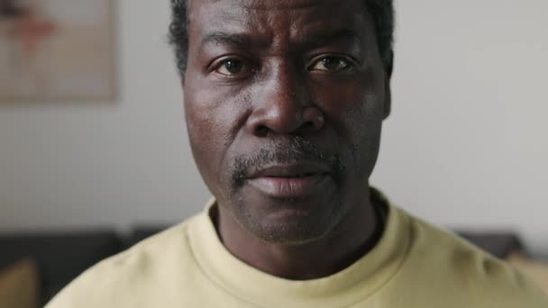 Κοντινό Πλάνο Πορτρέτο Του Ηλικιωμένου Μαύρου Άνδρα Κοιτάζοντας Κάμερα Στέκεται — Αρχείο Βίντεο